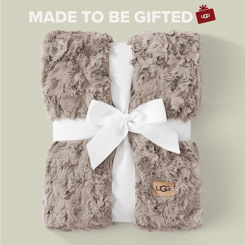 UGG Cozy Faux Fur Throw Blanket - Picture 4 of 4